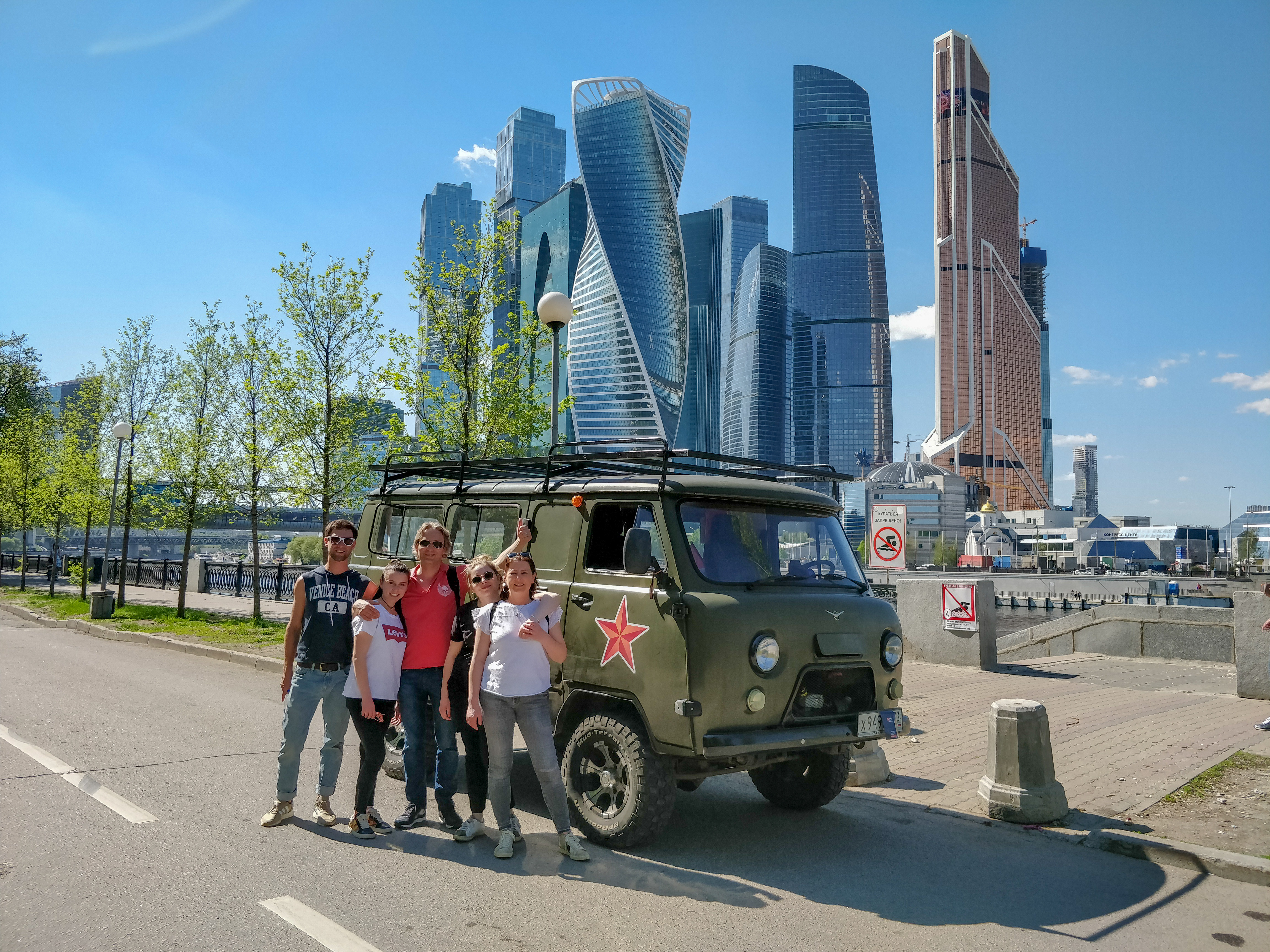 Де москва. Экскурсия по городу автомобилях. Городские экскурсии на машине. Экскурсии по Москве на машине. Москва турабат.